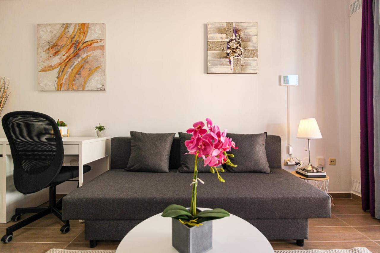 Beautiful Renovated Apartment With Air Conditioning Just Steps From The Sea In Playa San Juan Esterno foto