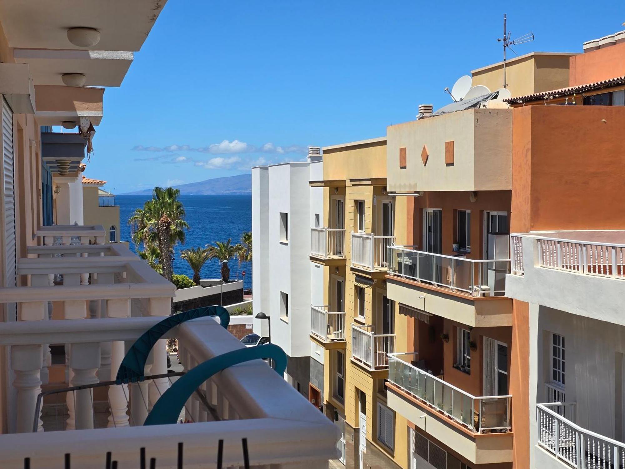 Beautiful Renovated Apartment With Air Conditioning Just Steps From The Sea In Playa San Juan Esterno foto